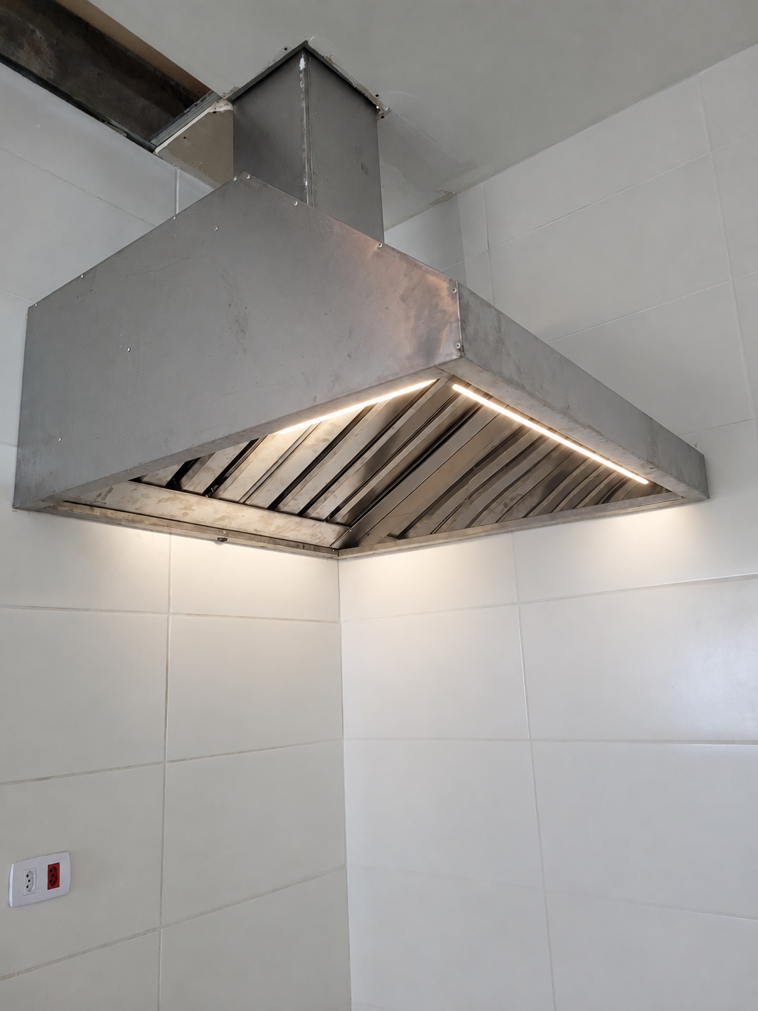 Coifa industrial com filtros e iluminação