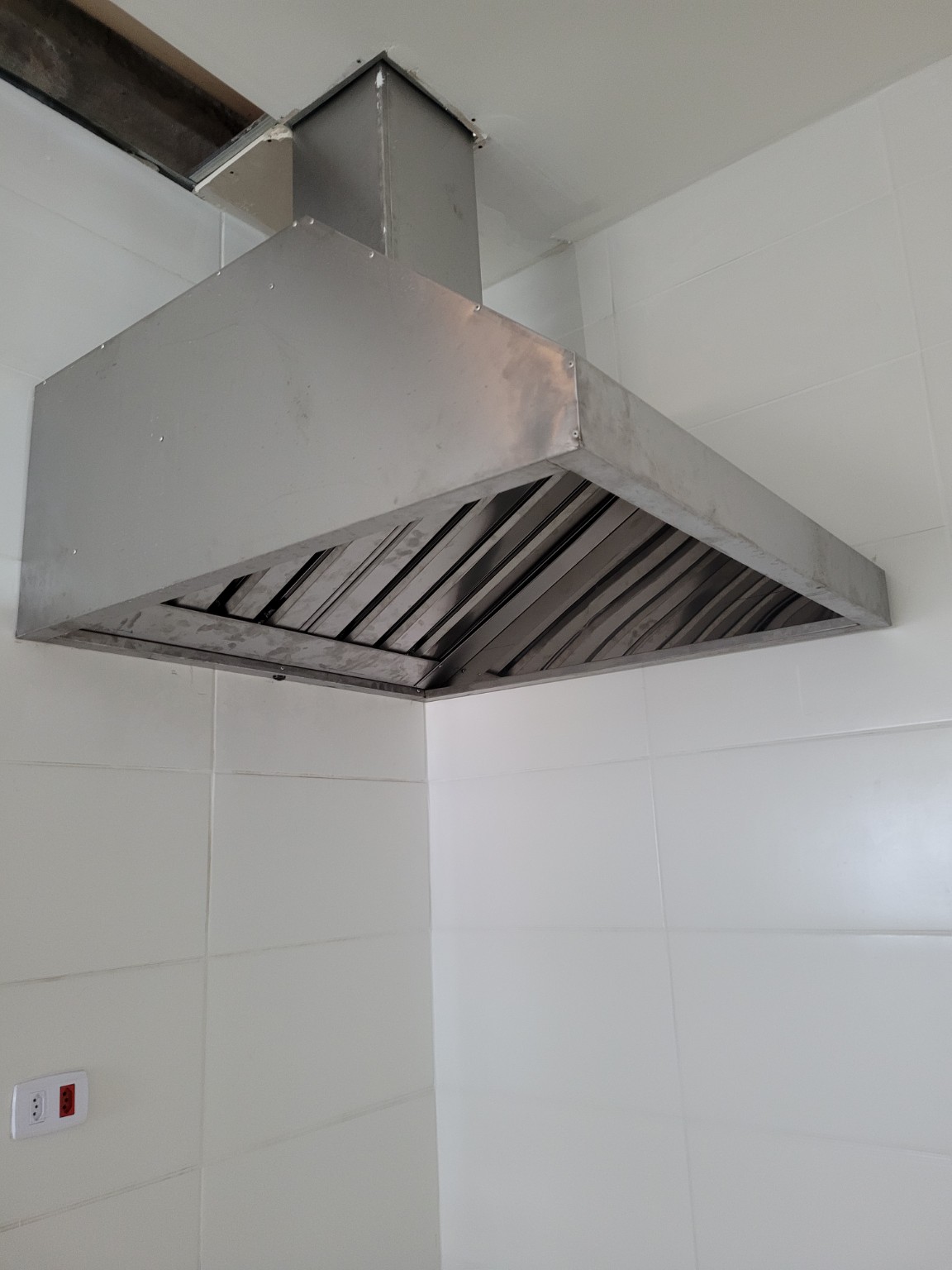 Coifa industrial de parede em aço inox com filtros inerciais